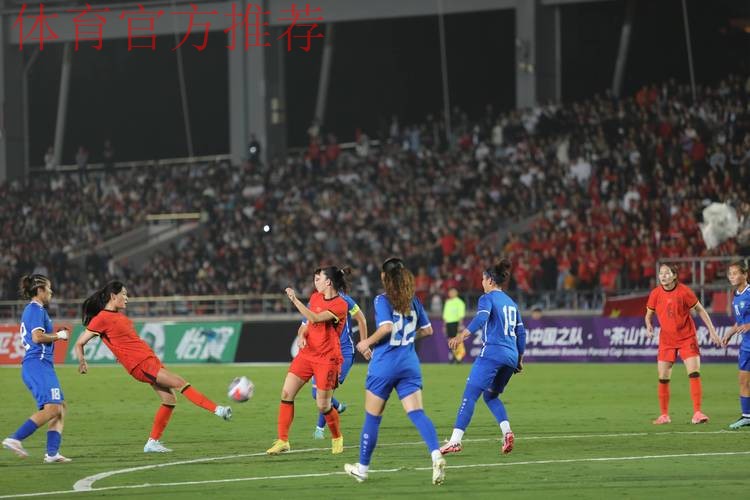 中国裁判组执裁U-20女足世界杯法国队对阵加拿大队比赛